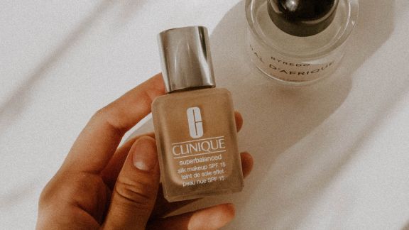 Mau Wajah Mulus Seperti Tanpa Makeup? Ini Cara Tepat Menggunakan Foundation Supaya Terlihat Natural!