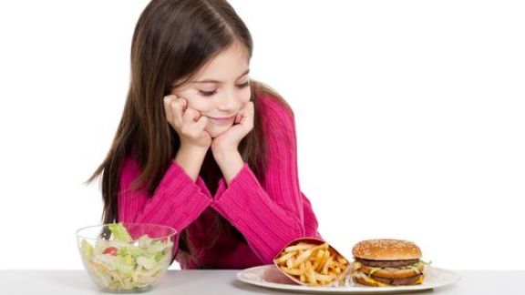 Moms, Si Kecil Selalu Lapar? Berikut Cara Mengatasi Nafsu Makan Berlebihan pada Anak
