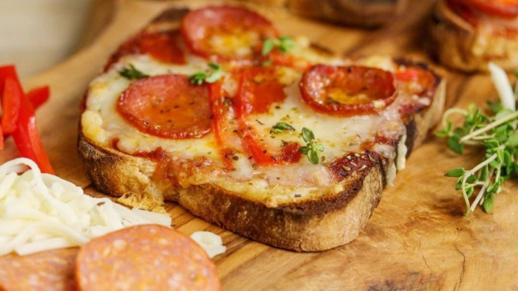 Trik Bikin Pizza Low Budget, Cukup Pakai Roti Tawar Moms
