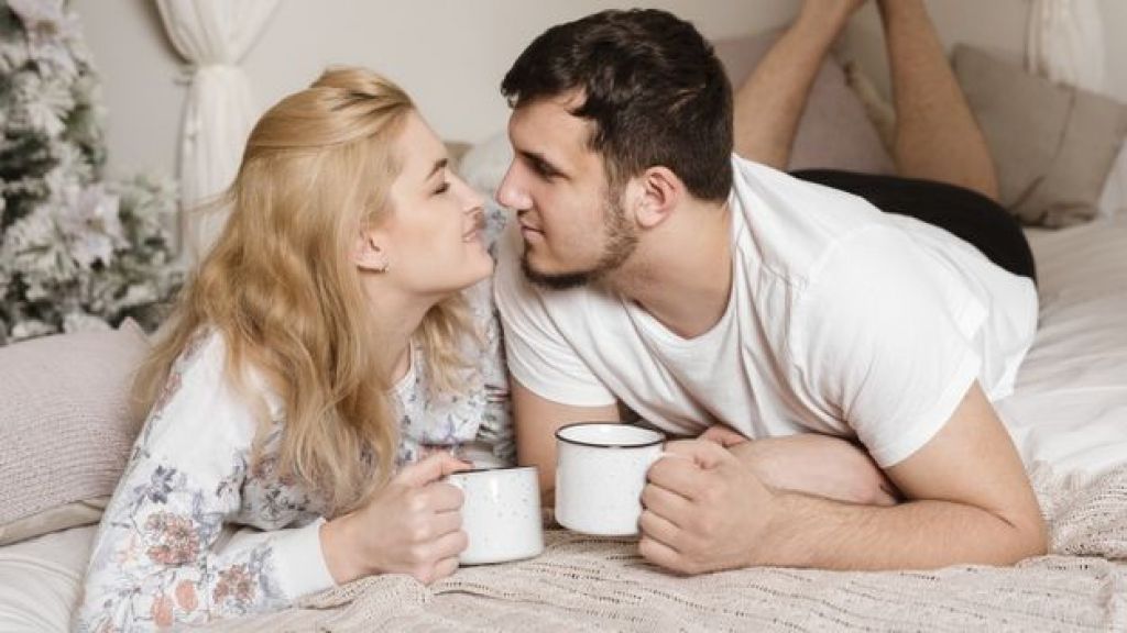 Kenapa Sih Ciuman Bisa Bikin Kita Lebih Bahagia? Hormon Ini Ternyata Punya Peran Penting