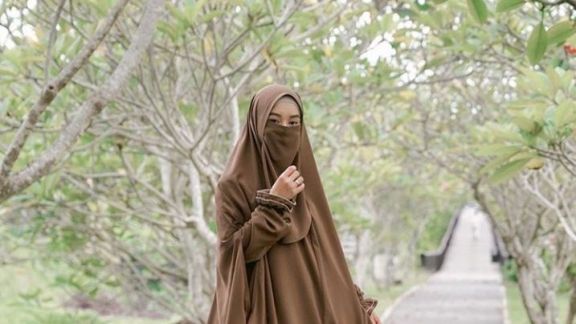 Perjalanan Karier Dinda Hauw yang Rela Botak Demi Menyempurnakan Peran