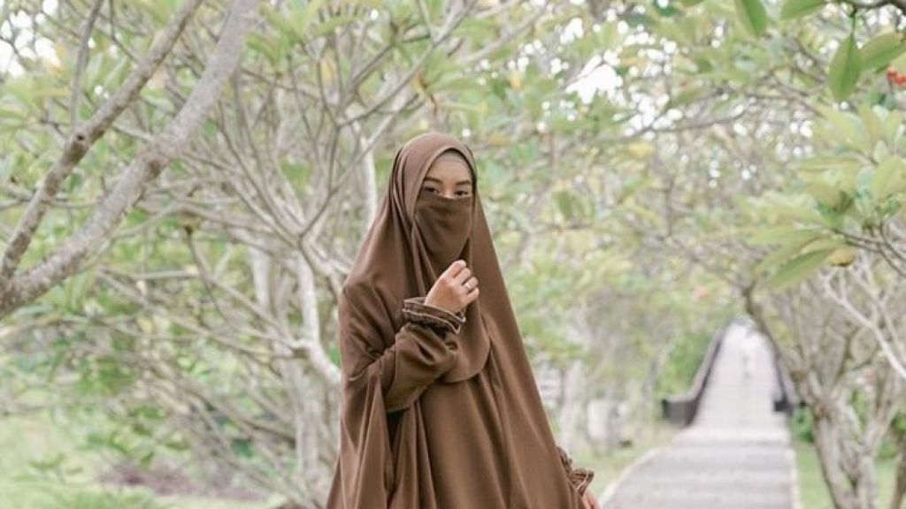 Tampil Cantik dengan Pakaian Syar'i dan Bercadar, Dinda Hauw  Cerita soal Sulitnya Hijrah