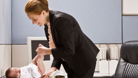 Ingin Membawa Anak ke Tempat Kerja? Simak 5 Tips Ini Dulu Moms