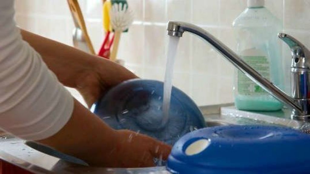 Waduh! Kebiasaan Mencuci Piring Dapat Menyebabkan Bakteri Menumpuk, Kenapa Ya?