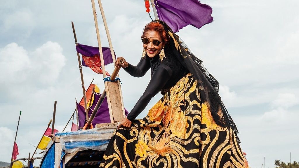 Susi Pudjiastuti Jadi Model Koleksi Batik Desainer Anne Avantie, Pesonanya Bikin Warganet Kepincut