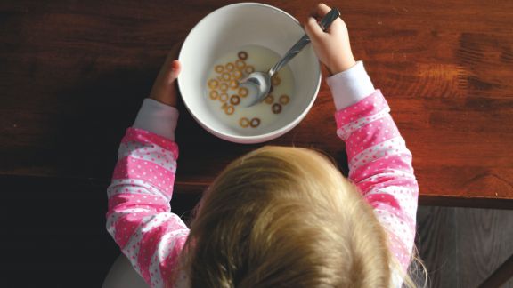 Jangan Panik Ketika Anak Setahun Gak Mau Makan, Moms Bisa Coba 9 Trik Ampuh Berikut, Simak ya!