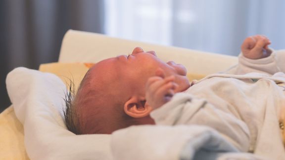 Bayi Sering Digendong Ketika Nangis Bisa Bau Tangan, Mitos atau Fakta?