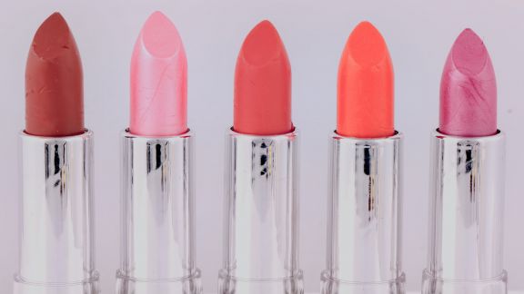 3 Warna Lipstik Ini Bisa Bikin Pria Jatuh Cinta Kepadamu Lho Beauty! Benar Nggak Ya?