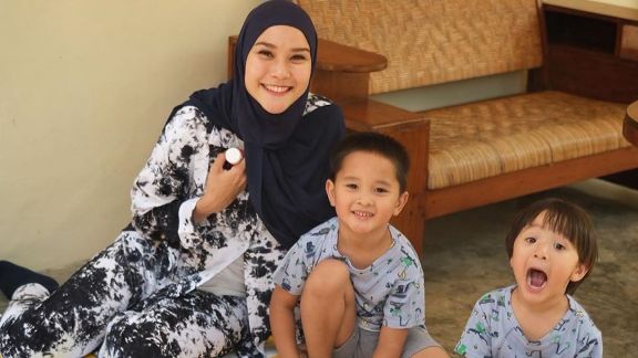 Positif Covid-19, Zaskia Adya Mecca Kenakan APD untuk Peluk Kedua Anaknya