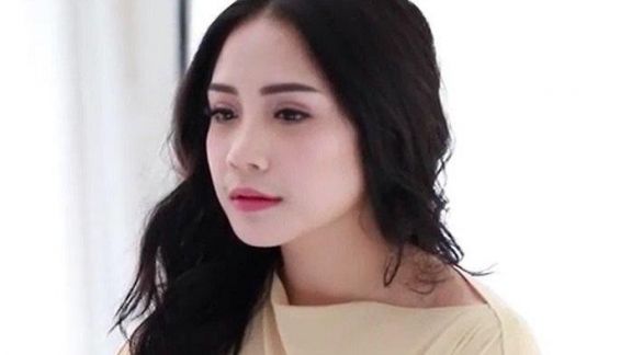 Make Up Nagita Slavina: Punya Lip Glow yang Sama dengan Bella Hadid sampai Face Wash Murah Milik Sejuta Umat