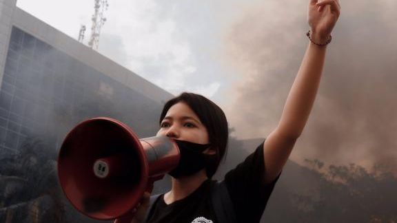 Keren! Ini Wanita-Wanita yang Berdiri di Garis Terdepan Aksi Omnibus Law