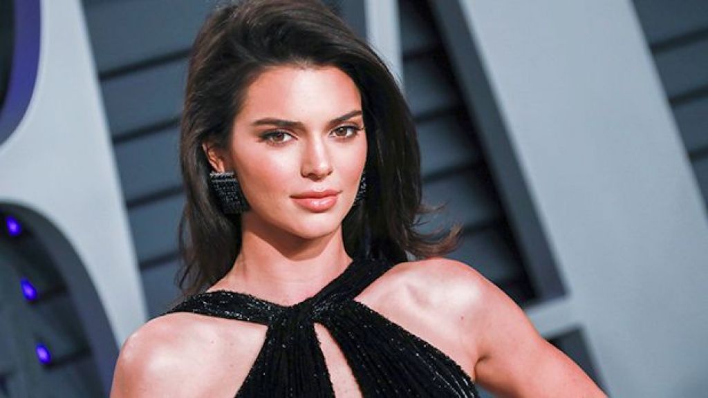 Pakai Baju Transparan Tanpa Bra, Kendall Jenner Dicibir Murahan dan Tak Berkelas