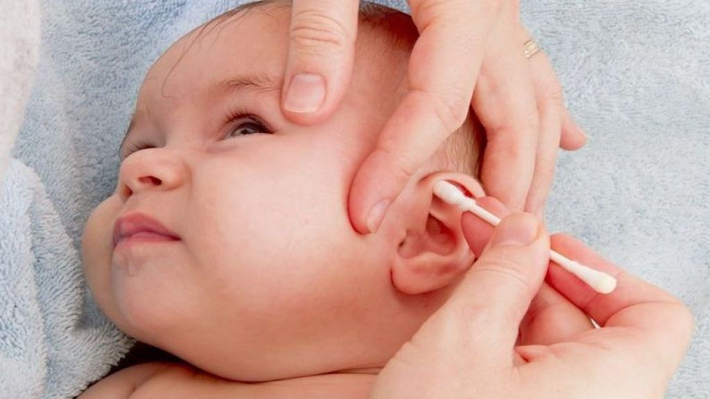 Moms, hati-hati! Begini Tips Membersihkan Telinga Bayi yang Benar dan Aman