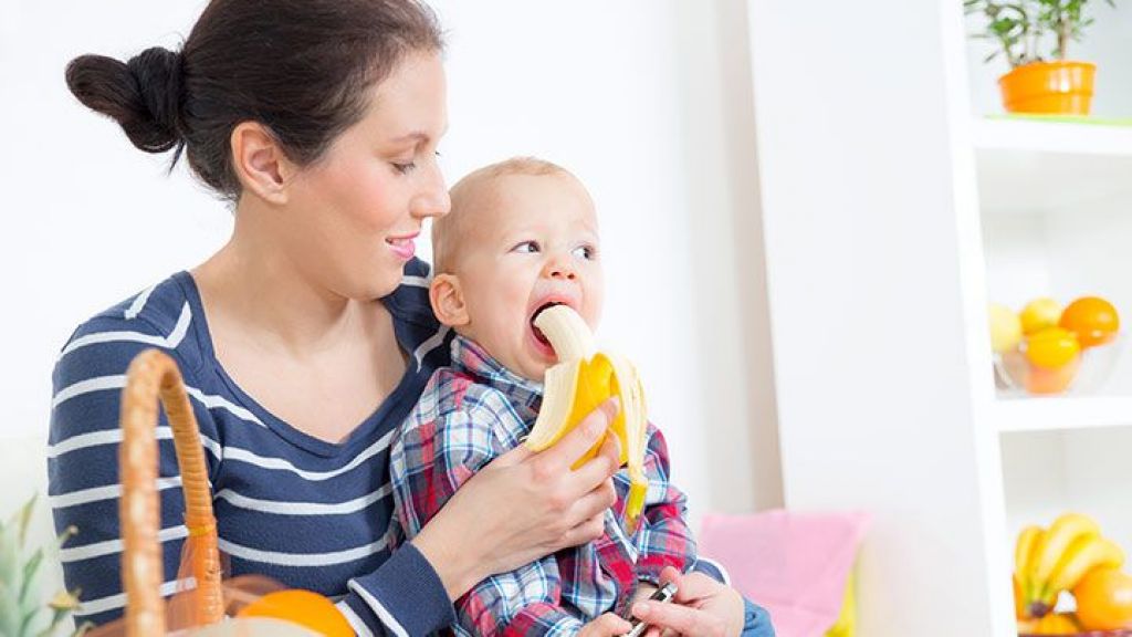 Moms, Jangan Disuapi Melulu! Begini Tips Agar Anak Mau Makan Sendiri