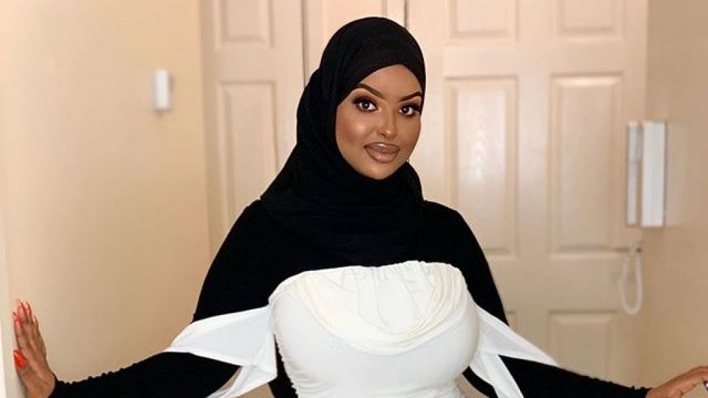 Inilah Sosok Model Wanita Hijab Pertama Untuk Brand Pretty Little Thing