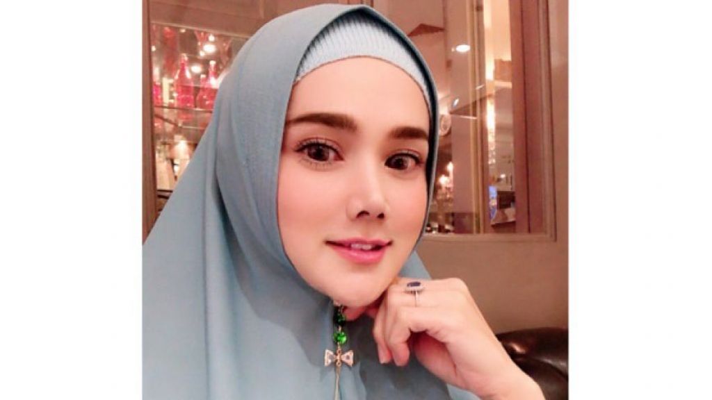 Waduh! Mulan Jameela Kepergok Gak Pakai Hijab, Kok Bisa?