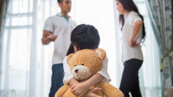 Gak Cuma Bikin Stres dan Depresi, Ini 4 Dampak Perceraian pada Anak yang Harus Kamu Ketahui! Nomer 4 Miris Banget...