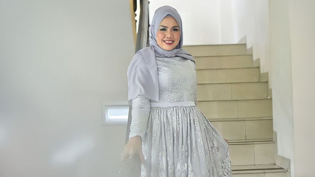 Unggah Foto Tanpa Hijab, Elly Sugigi Panen Hujatan Netizen