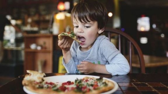 4 Tips Menjaga Pola Makan Anak saat di Rumah Terus, Perhatikan Moms!