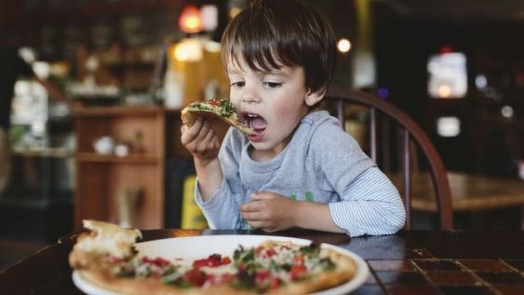 4 Tips Menjaga Pola Makan Anak saat di Rumah Terus, Perhatikan Moms!