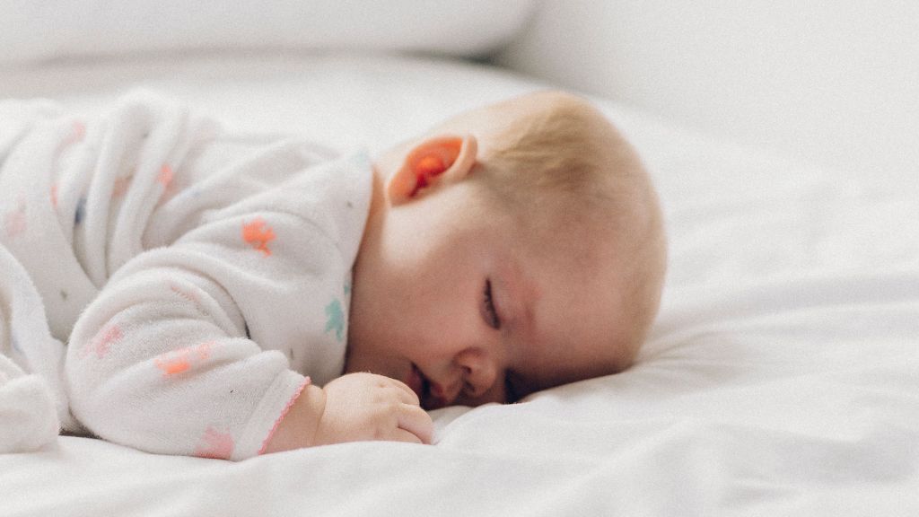4 Hal yang Terjadi Ketika Orang Tua Tidur Bersama Bayi, Ada Positif dan Negatifnya, Nih!
