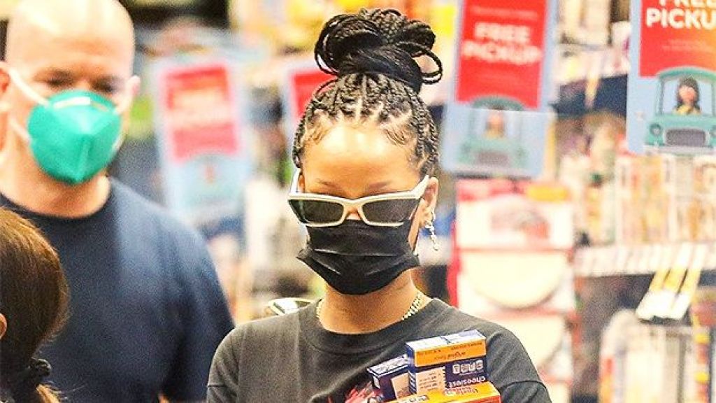 Panutan! Begini Gaya Rihanna Belanja Ke Supermarket dengan Protokol Kesehatan!