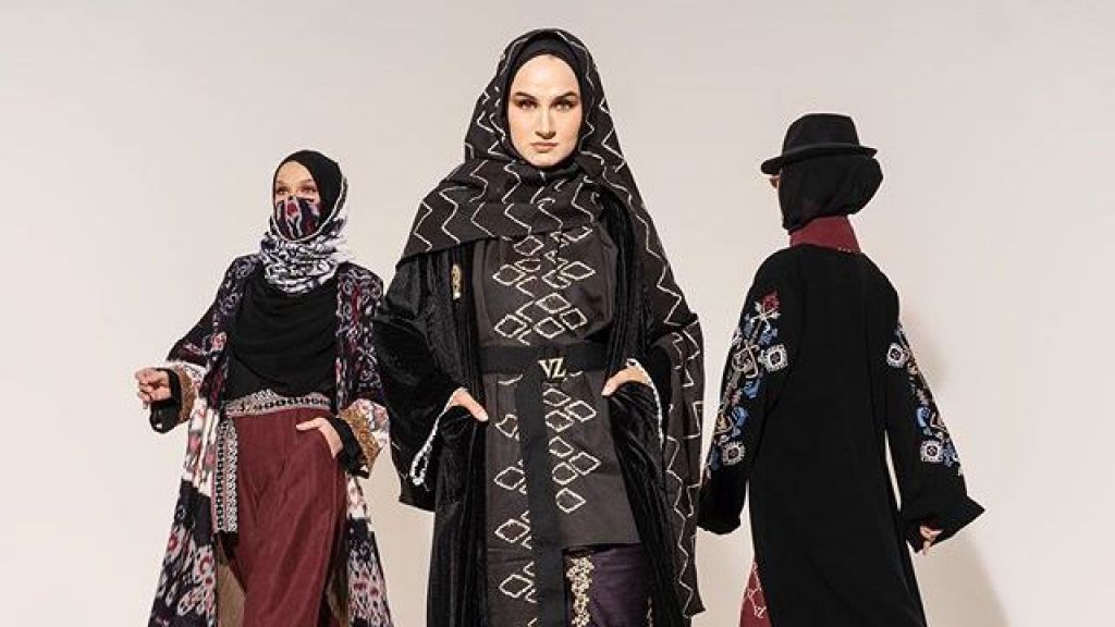 Bangga! Koleksi dari Perancang Busana Asal Indonesia Vivi Zubedi Ikut Meramaikan Mercedes-Benz Fashion Week 2020 di Rusia