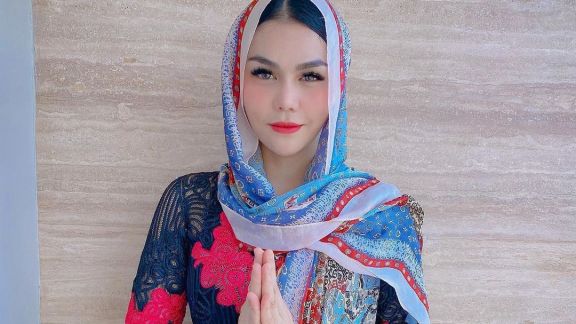Baru Jadi Mualaf, DJ Butterfly Kembali Foto Tanpa Hijab