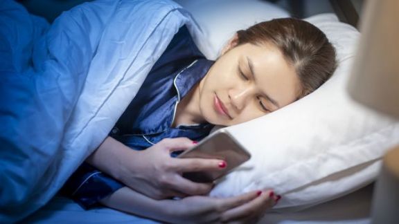 Sering Simpan Hp di Bawah Bantal Saat Tidur? Ini 4 Bahaya yang Mengintai