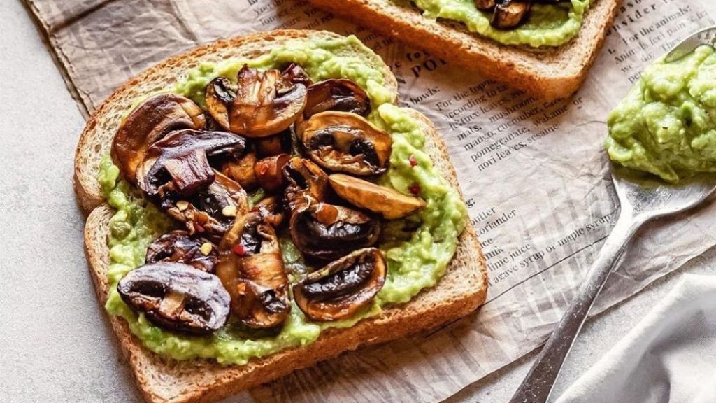Bosan Sarapan dengan Nasi? Coba Bikin Avocado & Mushroom Toast Yuk, Begini Cara Membuatnya!