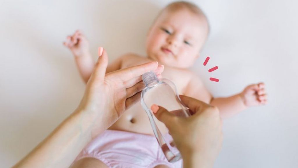 Moms, Jangan Panik! Tips Cara Merawat Kulit Bayi yang Mengelupas