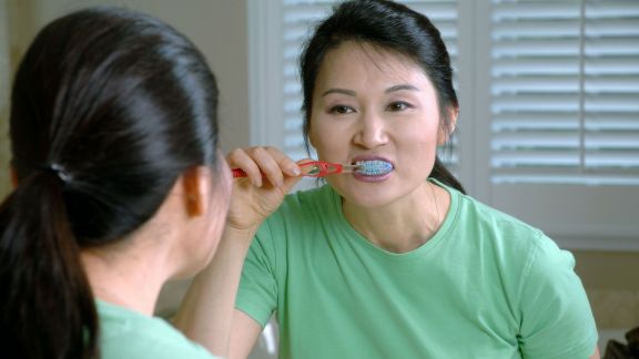 Jangan Di-skip! Ini 5 Alasan Mengapa Beauty Harus Sikat Gigi Sebelum Tidur
