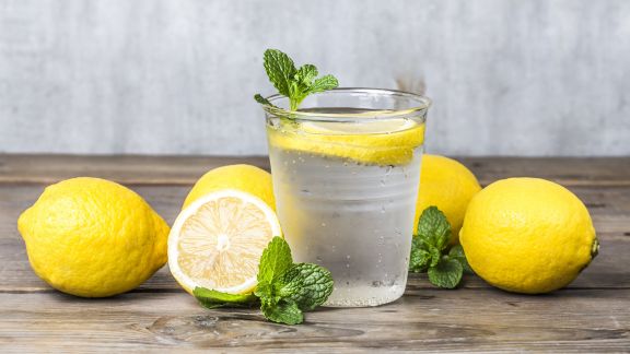 3 Efek Buruk Terlalu Banyak Minum Air Perasan Lemon, Bukannya Berat Badan Turun Malah...