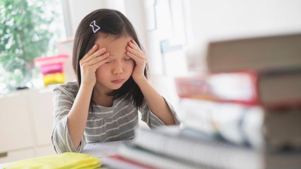 Bisa Stres, 3 Tanda Anak Kelelahan Belajar, Jangan Dipaksakan!