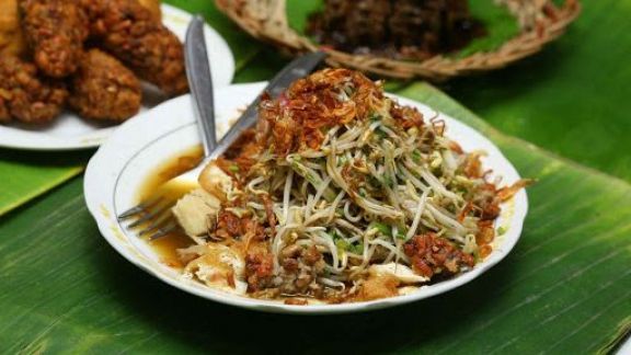Bisa Jadi Ide Menu Makan Siang, Ini Resep Lontong Balap Khas Surabaya yang Kental dan Gurih Banget! Seger Poll Moms!