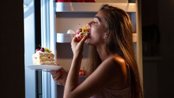 Makan Sebelum Tidur Bisa Buat Berat Badan Naik? Mitos atau Fakta?