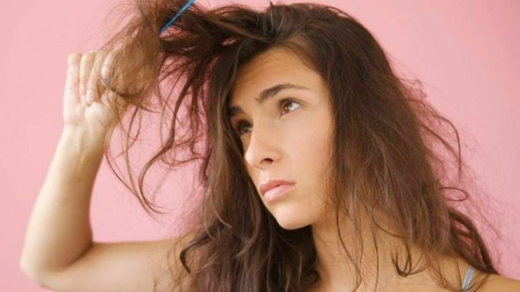 4 Cara yang Harus Beauty Lakukan agar Rambut Gak Rontok dan Bercabang, Nomor 2 Sering Diabaikan Nih!