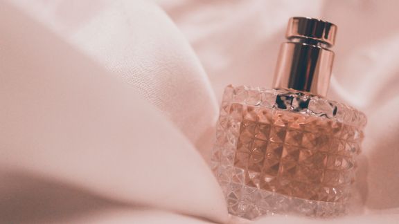 4 Aroma Parfum Pria yang Bisa Bikin Wanita Klepek-klepek, Wanginya Memikat Banget!