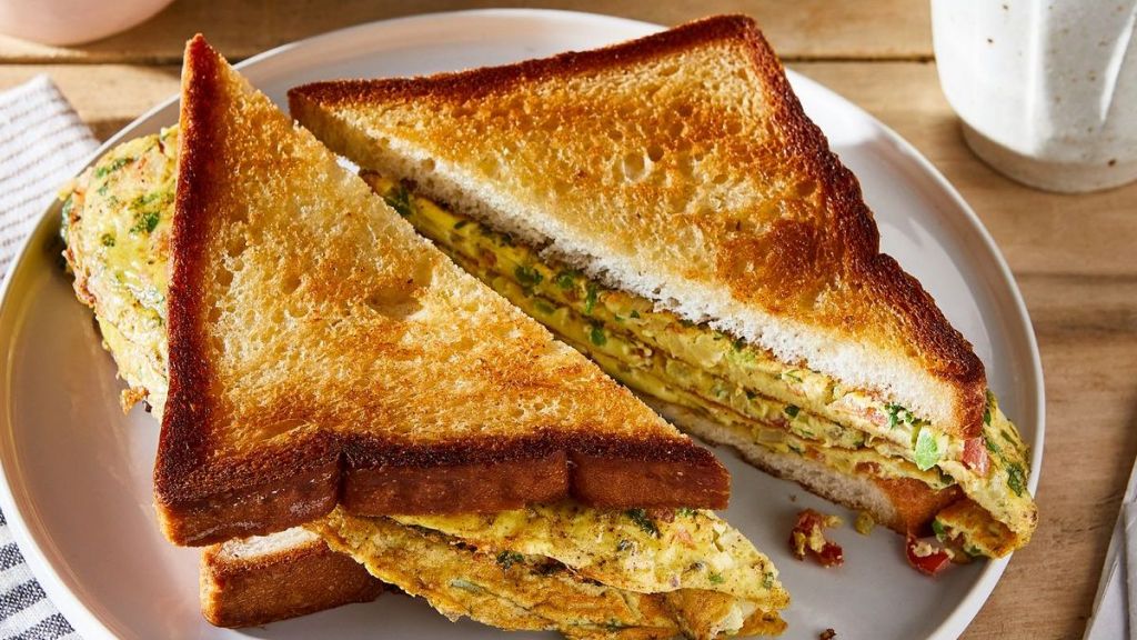 Sarapan Super Praktis dengan Sandwich Telur Dadar ala India, Intip Resepnya Yuk!