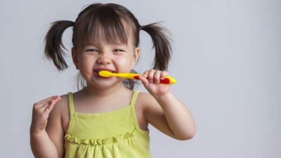 Waduh! Ternyata Ini Moms Penyebab Gigi Si Kecil Rusak Sejak Dini