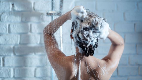 Agar Rambut Tetap Sehat dan Bersih, Wajib Gak Sih Keramas Setiap Hari? Ini Jawabannya!