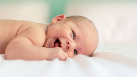 Kebiasaan Bayi Menggaruk Wajah: Mengapa Itu Terjadi dan Apa Penyebabnya?