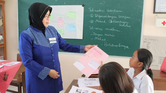 Sering Dinyanyikan Saat Kelulusan Sekolah, Ini Lirik Lagu Terima Kasih Guruku
