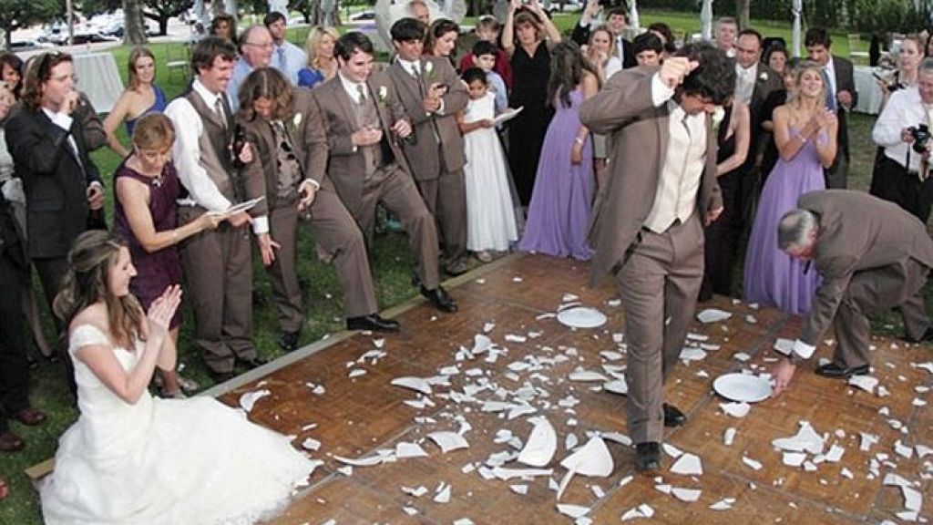 Dari Dipukul hingga Memecahkan Piring, Begini 5 Tradisi Pernikahan Paling Unik di Berbagai Negara!