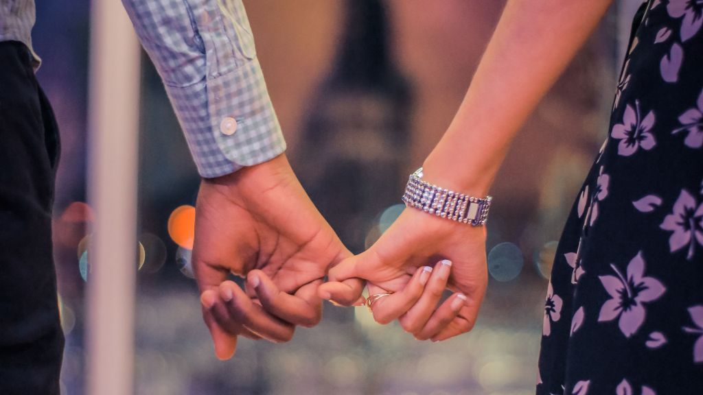 Moms, Ternyata 5 Cara Berpegangan Tangan Ini Bisa Ungkap Makna Hubungan dengan Pasangan Lho