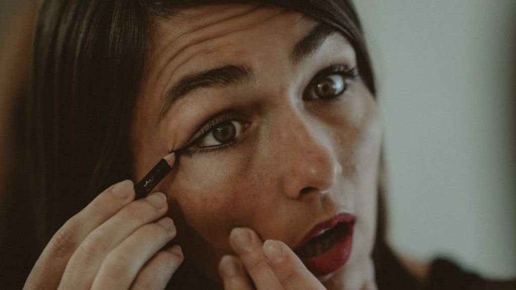 Sering Belepotan Saat Menggunakan Eyeliner? Kamu Wajib Lakukan Hal Ini