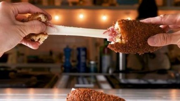 Cara Mudah Bikin Corndog Mozarella Anti Gagal, Kejunya Pasti Lumer di Mulut