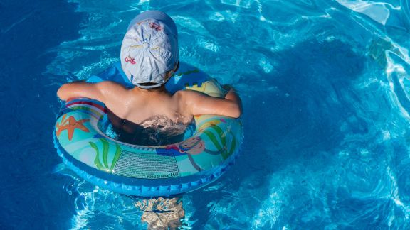 Begini Tips Atasi Anak yang Takut Berenang, Coba Terapkan Moms!
