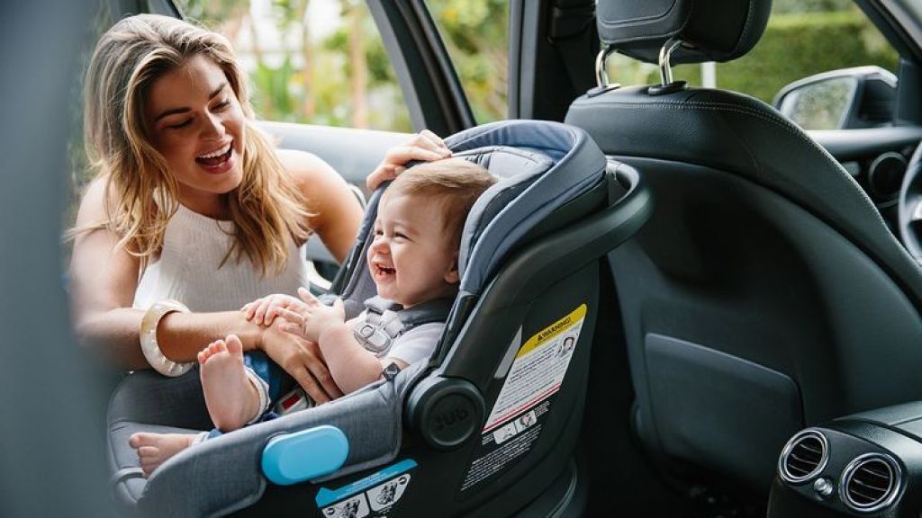 Moms, Yuk Kenali Manfaat Penggunaan Car Seat untuk Si Kecil!