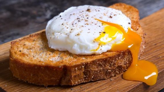 Suka Telur Setengah Matang? Ini Lho Risiko Makan Telur Setengah Matang yang Perlu Diketahui, Waspada Ya!
